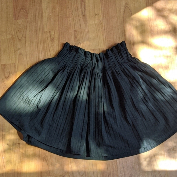 ZARA black pleated skort with elastic waistband. - Picture 1 of 4